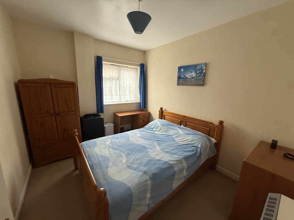 Lot: 47 - MIXED RESIDENTIAL AND COMMERCIAL TOWN CENTRE INVESTMENT - Flat 8 Bedroom with window to the rear